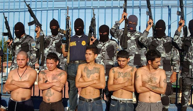 Policía de El Salvador detiene a 1.400 pandilleros en tres días y el presidente Bukele dice que no saldrán libre - Grupo R Multimedio