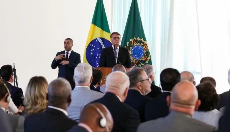 Bolsonaro habla frente a embajadores sobre su teoría de la inseguridad del sistema electoral - Grupo R Multimedio